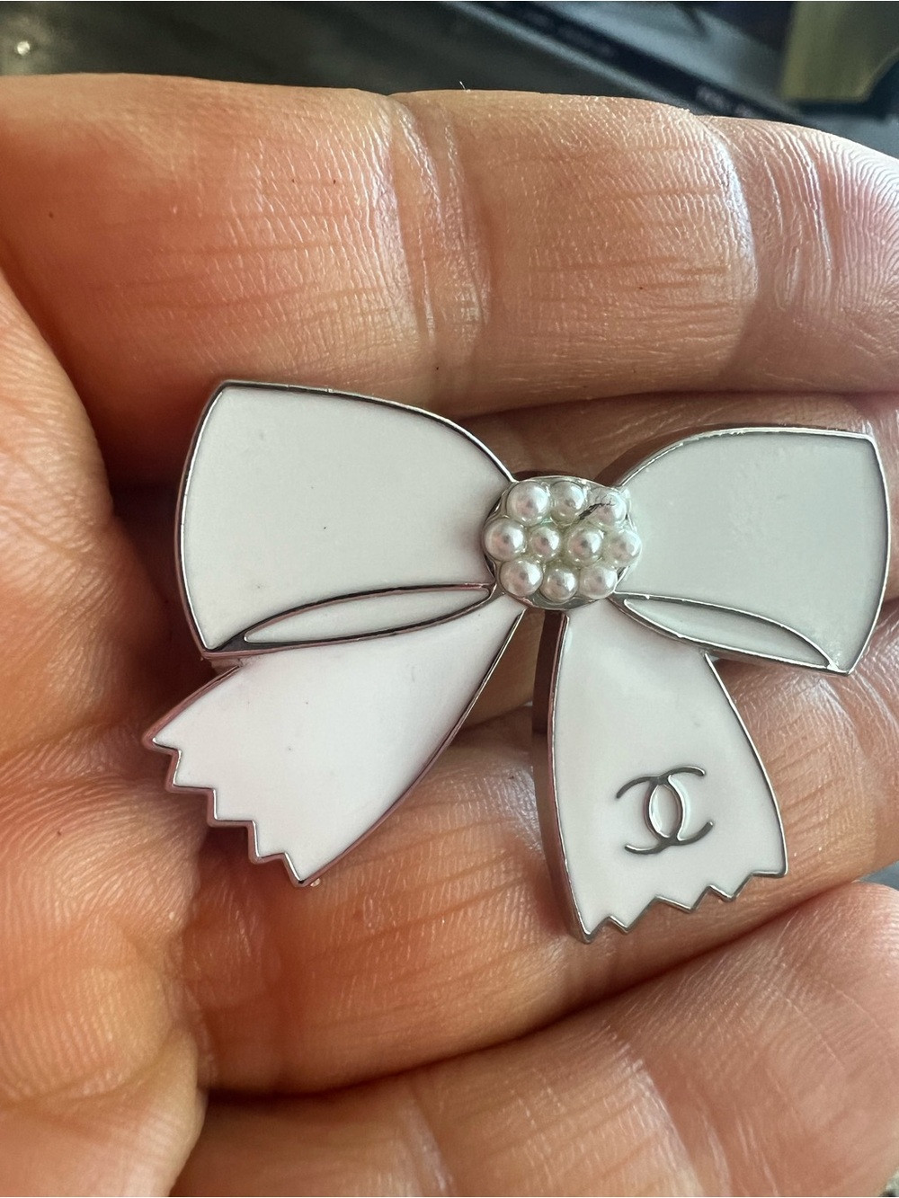 Fashion White Bow Brooch with Faux Pearl Center - Picture 2 of 3